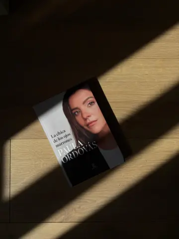 Imagen extra La chica de los ojos marrones 1